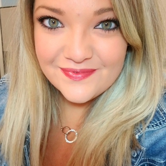 Robyn 💜 Your Posher - Picture 2 of 2